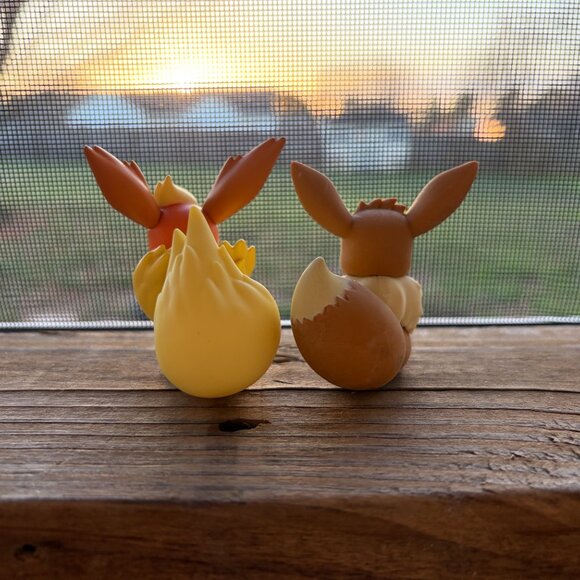 Pokemon Flareon and Eevee Miniatures [Great Condition] - Picture 2 of 2